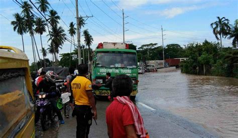 Over 100 families flee flooding in Davao City .